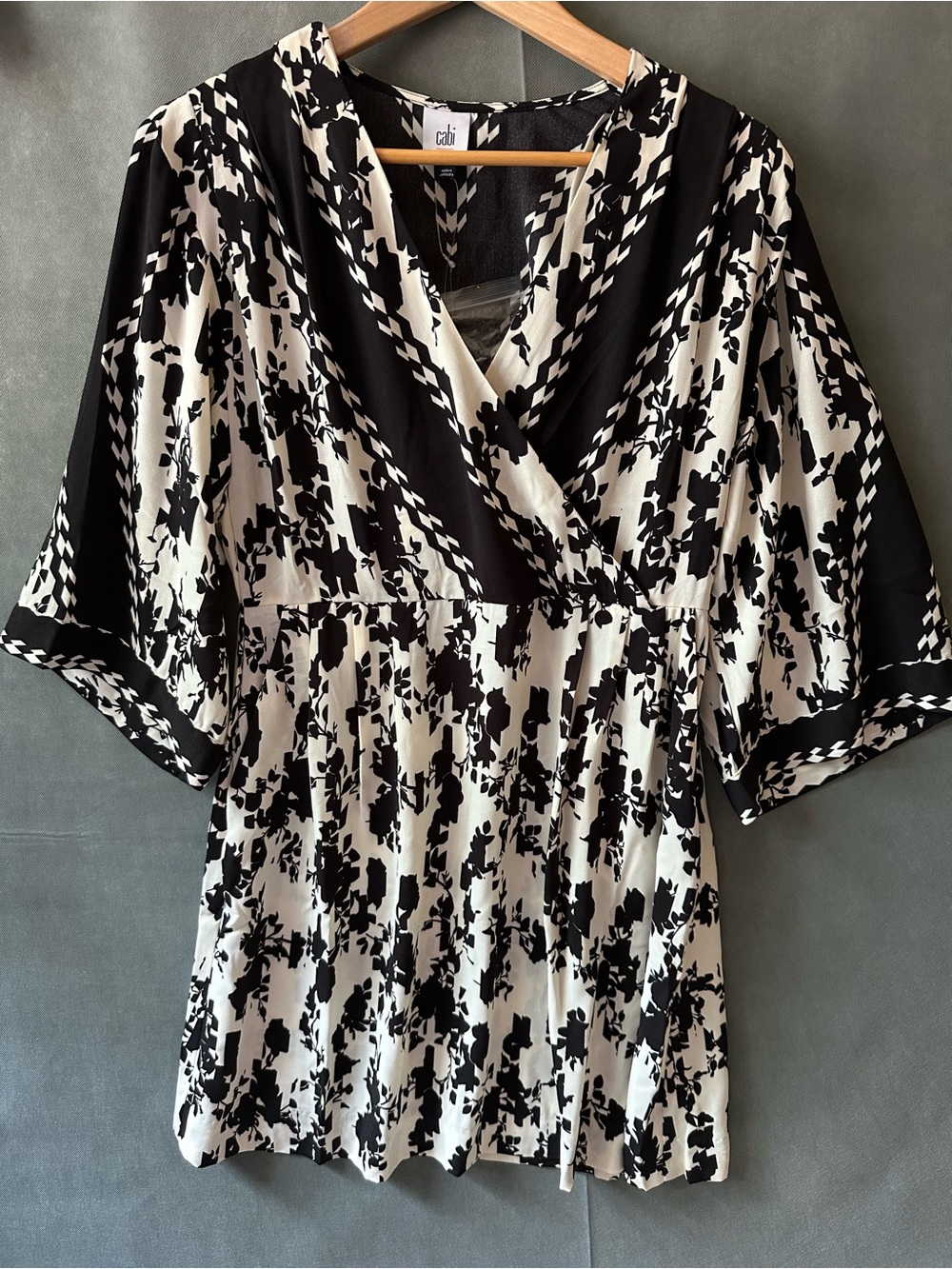 Cabi NWOT Kimono Wrap Dress Black & White Floral Abstract Style 6369 Size Medium